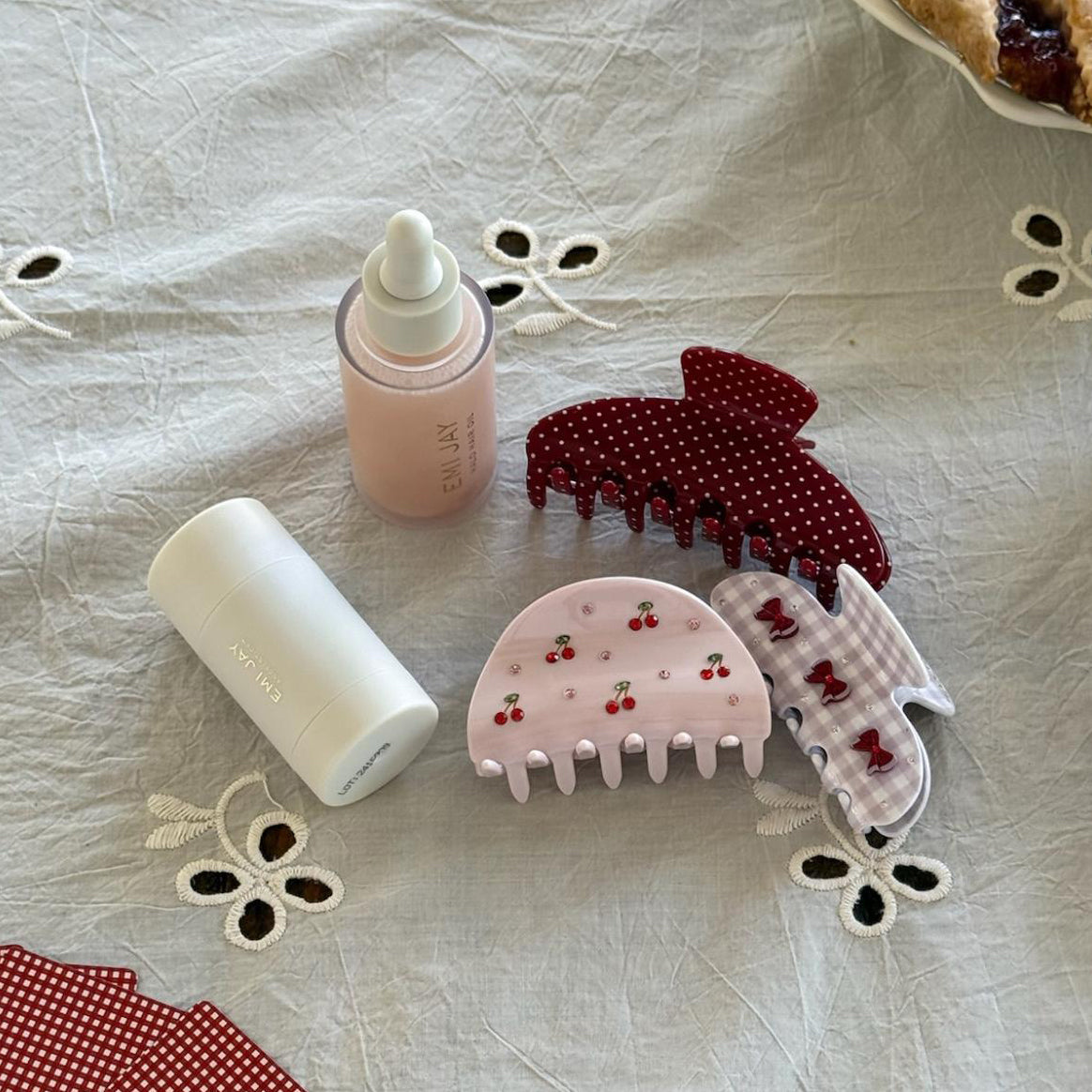 Luna Clip in Cherry on Top