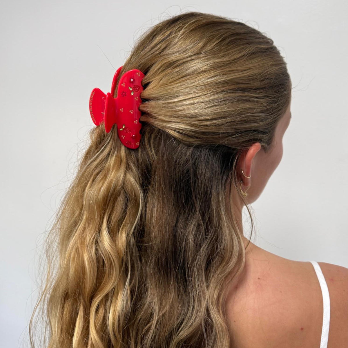 model wearing Sweetheart Clip in Berry Beach Club in hair
