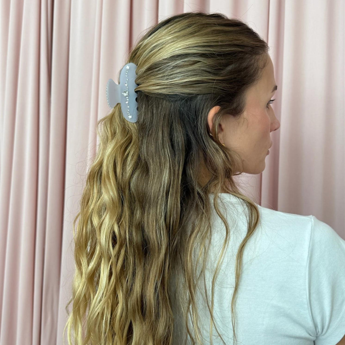 model standing in front of pink curtain with Sweetheart Clip in Lilac Sky in hair